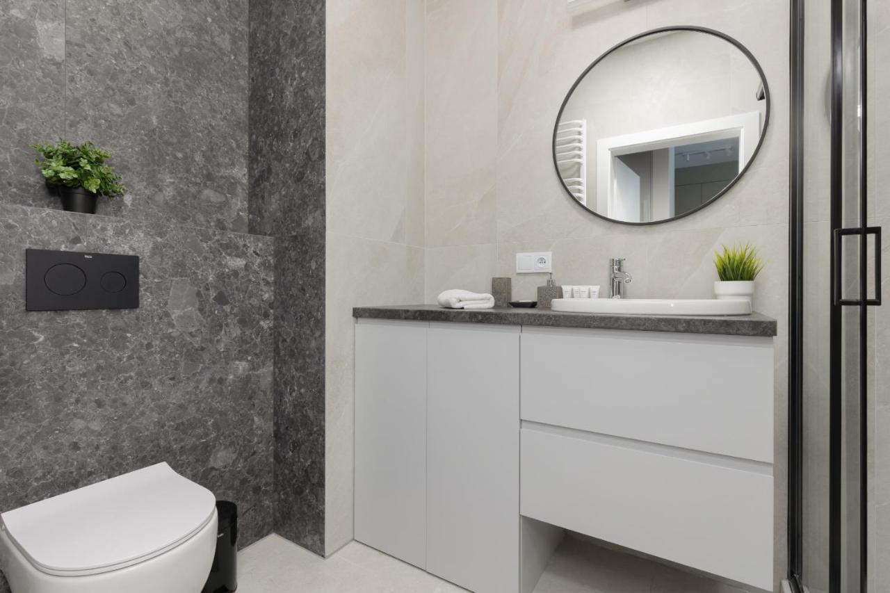 Wola Spacious Flat With Air Conditioning & Balcony By Noclegi Renters Warschau Buitenkant foto